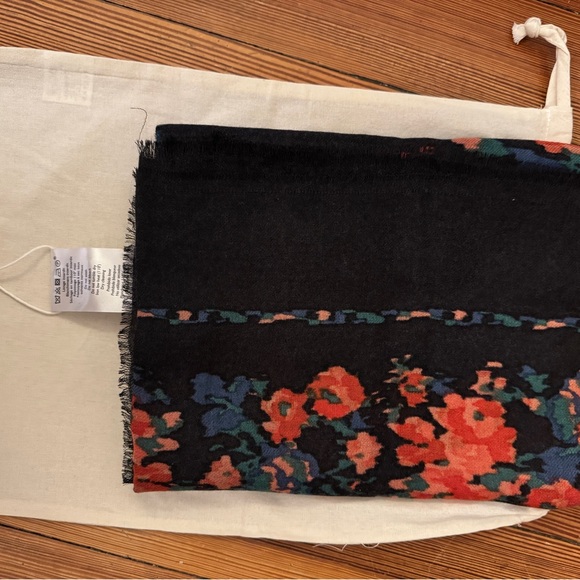 SOLD // Sézane NWT Pio Scarf in Helin Print - Picture 6 of 6